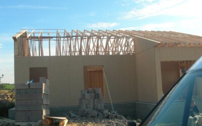 Mise en place et assemblage d’une maison en bois.